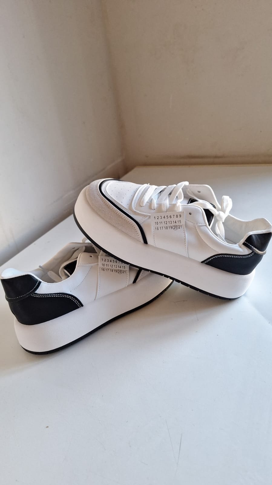 adidasi fete alb negru