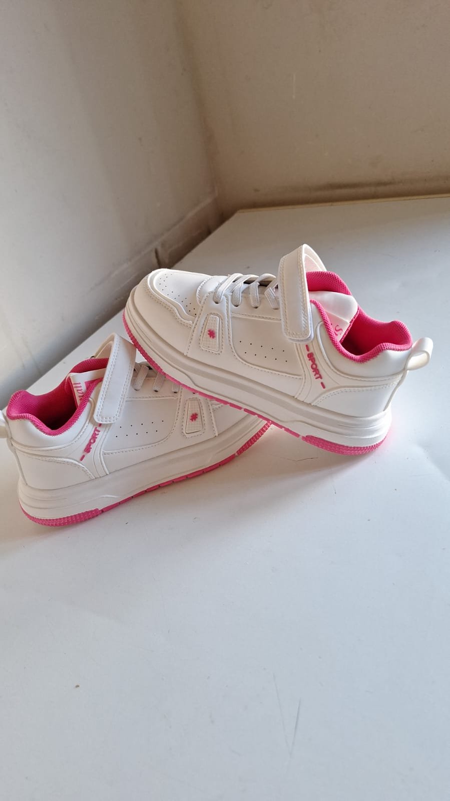 adidasi fete alb roz